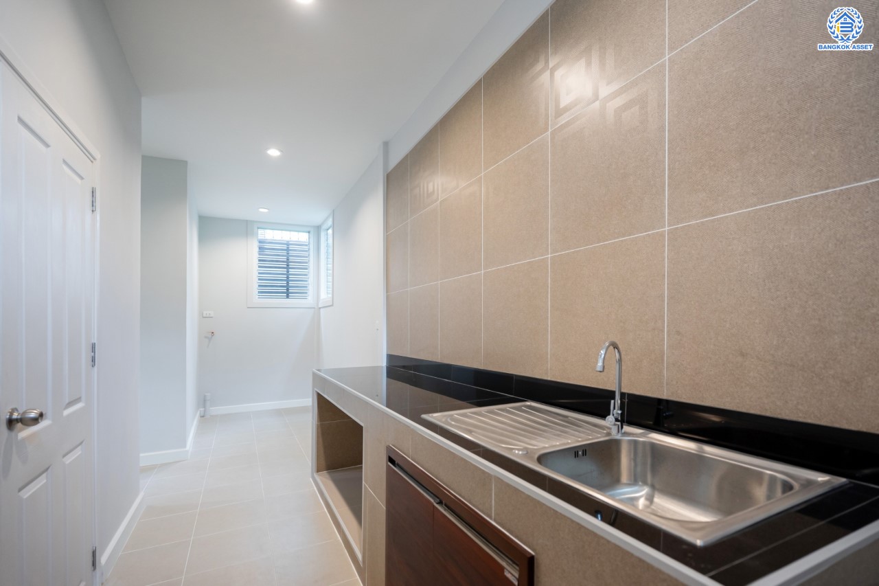 บ้านมือสองตกแต่งใหม่ ม.นนทรี5 พระราม5 เนื้อที่ 60 ตร.ว. ฟังก์ชัน 3 ห้องนอน 3 ห้องน้ำ 1 ห้องอเนกประสงค์ 1 ห้องแม่บ้านพร้อมห้องน้ำในตัว จอดรถได้ 2 คัน บนสุดยอดทำเล! ใกล้รถไฟฟ้า "สถานีแยกติวานนท์" และทางด่วน"ศรีรัช" ขับรถเพียง 5 นาที ก็ถึงวงเวียนพระราม5 ที่เชื่อมต่ออีกหลายหลายเส้นทางได้อย่างรวดเร็ว